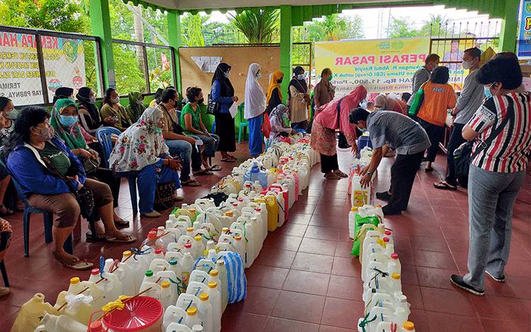 PT CBU Gelar Operasi Pasar Minyak Goreng Murah di Kelurahan Palangka