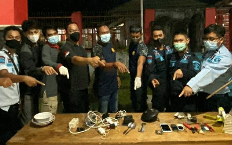 Sejumlah Barang Terlarang Ditemukan Petugas Rutan Kapuas Saat Geledah Blok Tahanan