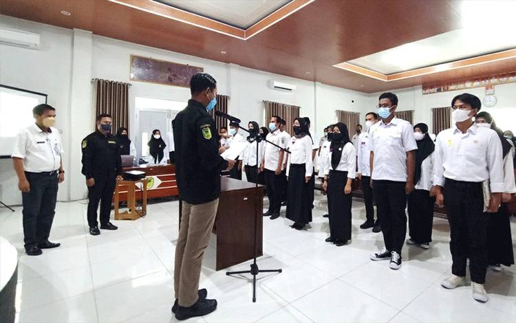 Camat Teweh Tengah Kukuhkan Tiga Pengurus Karang Taruna