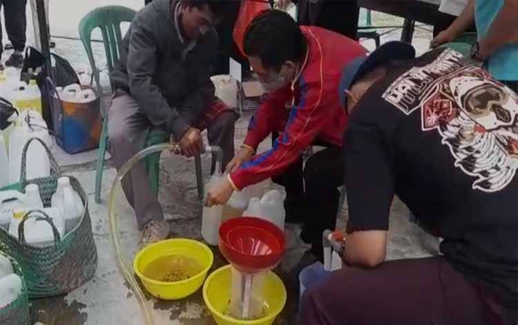7.000 Liter Minyak Goreng Disalurkan oleh PT SSMS, Tbk CBI Group dalam Operasi Pasar di Sukamara