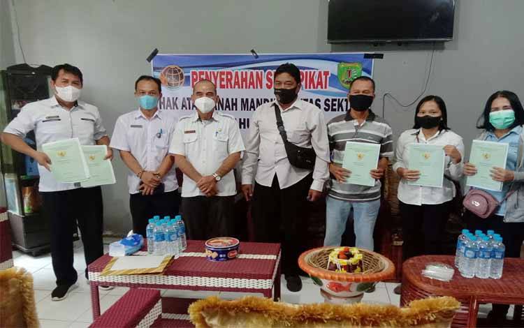 Kepala Disdagkop UKM Barito Timur Serahkan 150 Sertifikat Tanah ke Pelaku UMKM