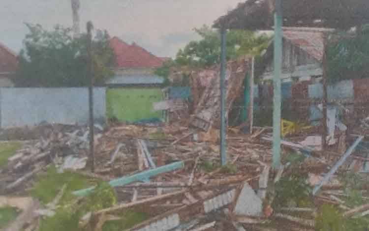 Rumah Orangtua Sisa Rangkanya Saja, Setelah Dibongkar Bahannya Dijual