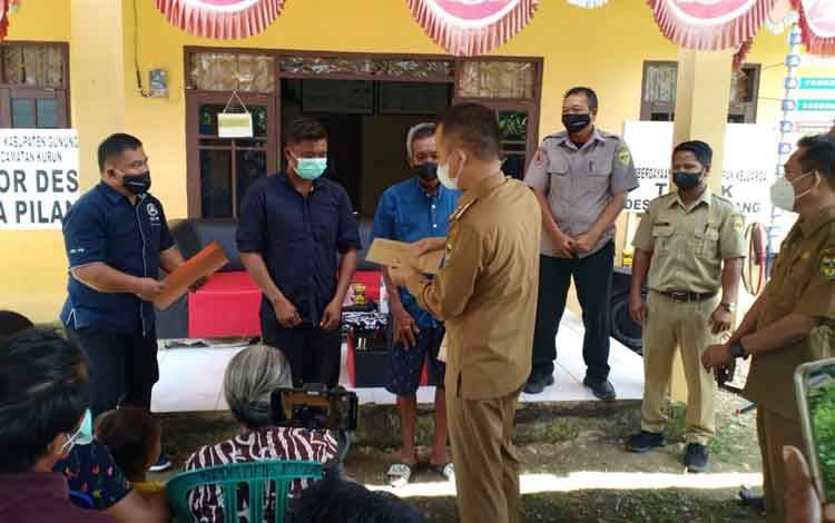 Pemkab Gunung Mas Beri Bantuan Korban Kebakaran Desa Penda Pilang