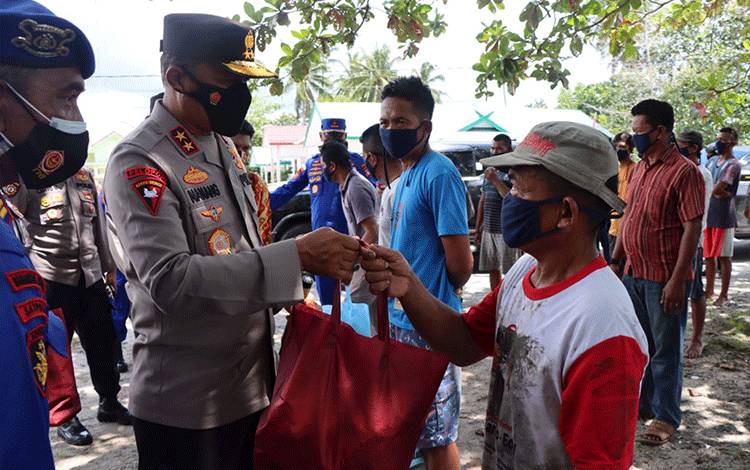 Kapolda Kalteng Berikan Bansos untuk Masyarakat di Pesisir Desa Kubu