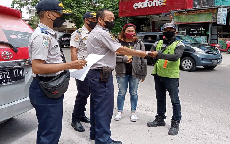 Dishub Bagikan Vitamin dan Masker untuk Juru Parkir