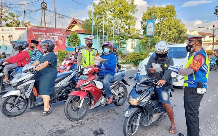 Satlantas Polres Kobar Edukasi Pengendara Tertib Lalu Lintas