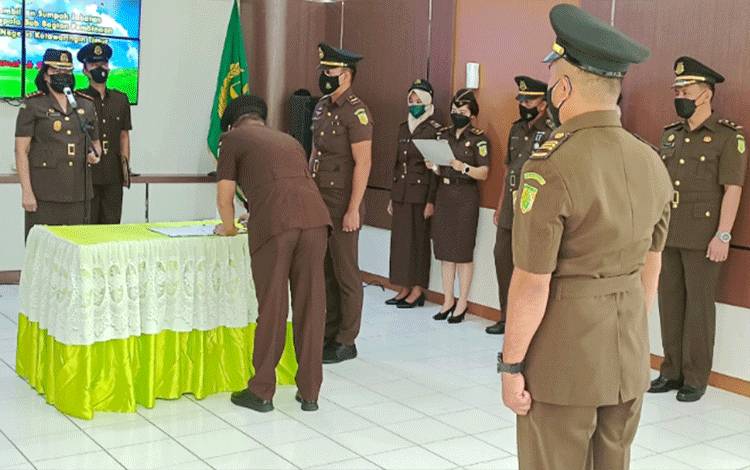 Zainuddin Resmi Jabat Kasubbagbin Kejaksaan Negeri Kotim