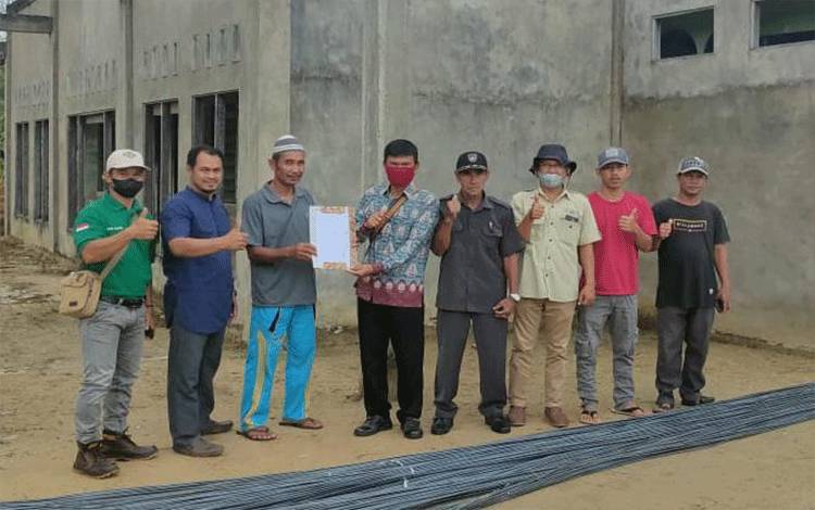 PT MKM Kembali Bantu Material Pembangunan Masjid di Desa Badirih