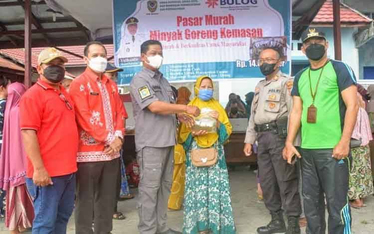 Sekda Seruyan Tinjau Pasar Murah Minyak Goreng
