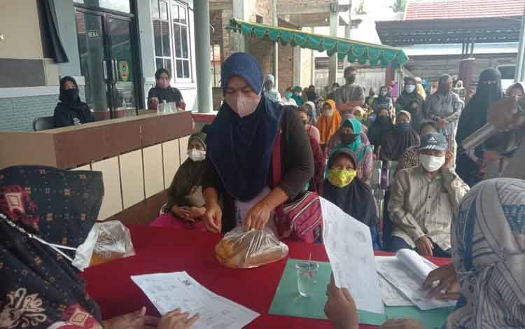 Warga Kelurahan Kuala Pembuang I Antusias Datangi Pasar Murah Minyak Goreng