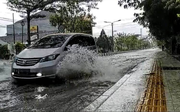 Kepala BPBD Kotim Imbau Waspada saat Melintasi Jalan Terendam Air