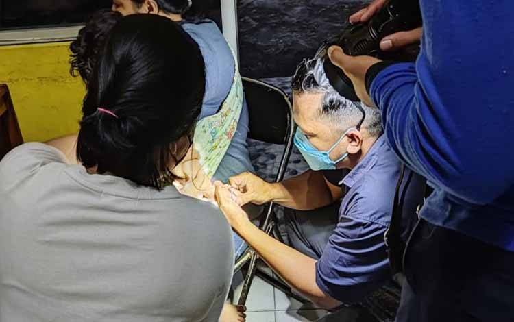 Nyangkut dan Bengkak, Damkar Kobar Sukses Lepaskan Cincin di Jari Balita