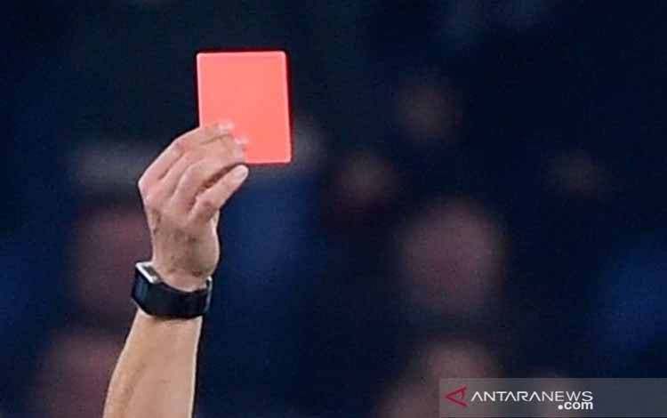 Bochum vs Gladbach Dihentikan Setelah Hakim Garis Dilempar Gelas Bir