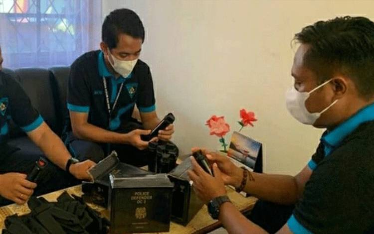 Petugas Rutan Kuala Kapuas Lakukan Pengecekan Spray Bubuk Merica