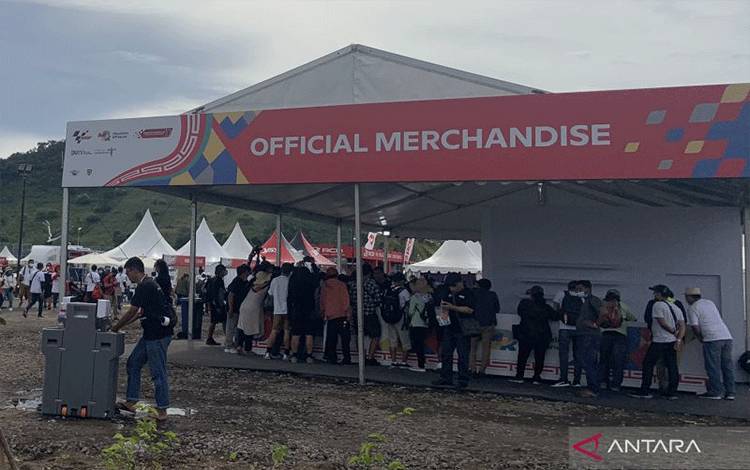 Pengunjung Serbu Stand Merchandise MotoGP Mandalika pada Race Day