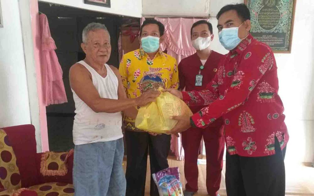 PPNI Gunung Mas Bagikan BIngkisan untuk Perawat Purna Tugas