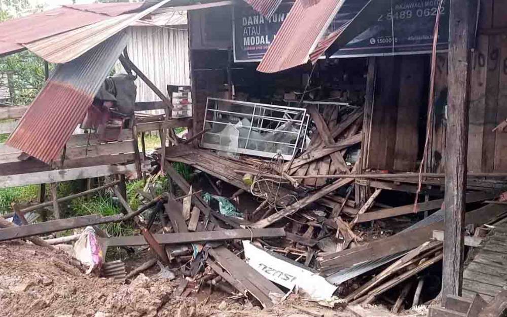 Buka Pintu, Wanita ini Kaget Lihat Bengkelnya Rusak dan Ada Truk