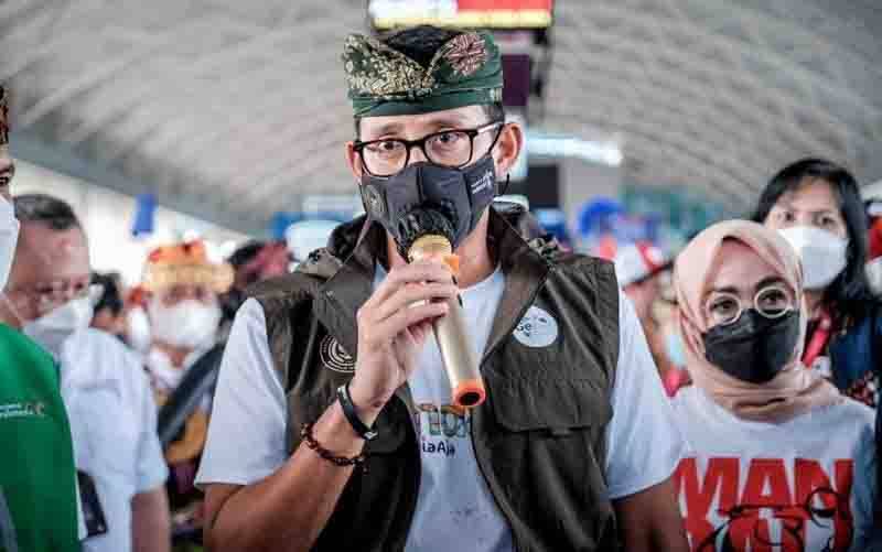 Sandiaga Uno Beri Bantuan ke Sejumlah Mushalla di Jakarta