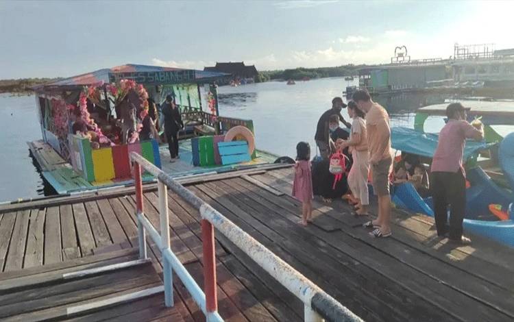 Pengunjung Wisata Air Hitam Kereng Bangkirai Meningkat