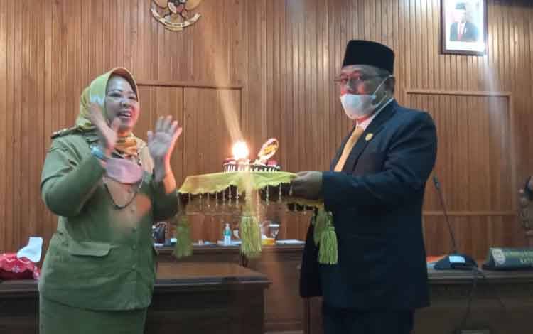 Usai Paripurna, Bupati Kobar Dapat Kejutan dari Anggota Dewan dan Staf Sekwan