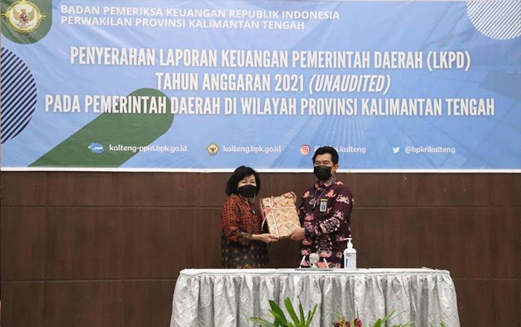 Bupati Pulang Pisau Serahkan LKPD 2021