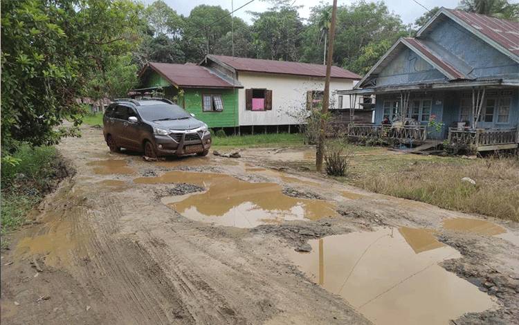 Jalan di Langkah Hulu Rusak Parah