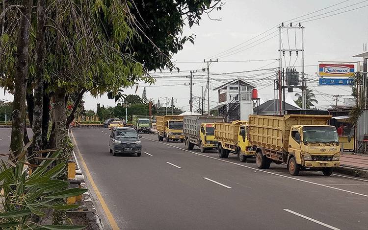 Truk Mengular Antre?Solar Subsidi di SPBU di Jalan Iskandar Pangkalan Bun