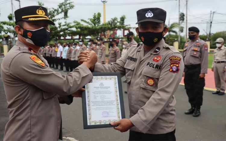 Polres Kapuas Beri Penghargaan ke Personel Berprestasi Momen HUT Polda Kalteng