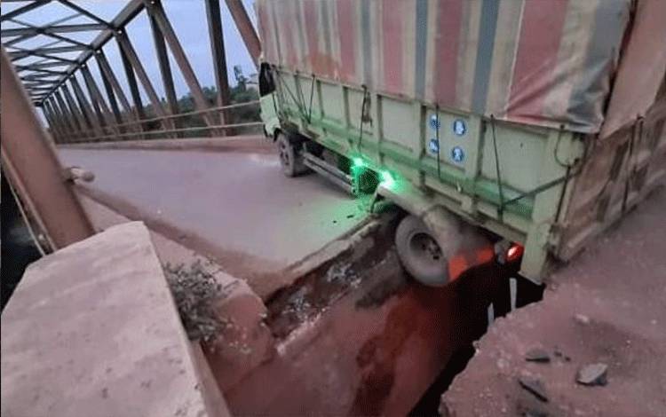 Jembatan Bejarau Ambles Saat Dilintasi Truk Pupuk Sawit
