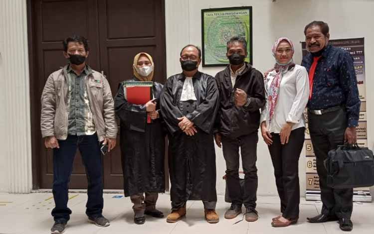 Dituntut Bersalah, Terdakwa Kasus Penipuan dan Pemalsuan Surat Minta Dibebaskan