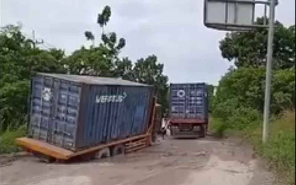 Rusak dan Berlubang, Truk Kontainer Terjebak di Jalan Kumai - Pangkalan Lima