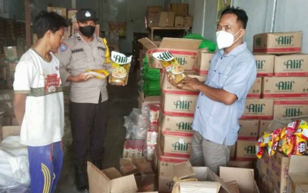Personel Polsek Kapuas Timur Cek Ketersediaan Minyak Goreng di Pasaran