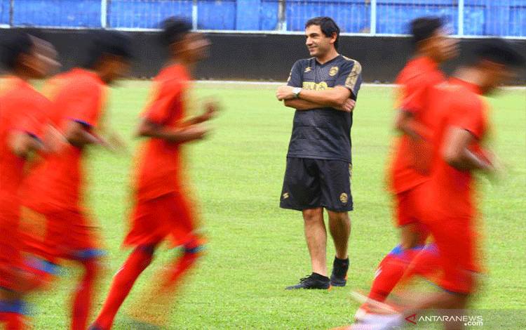 Arema FC Perpanjang Kontrak Pelatih Eduardo Almeida