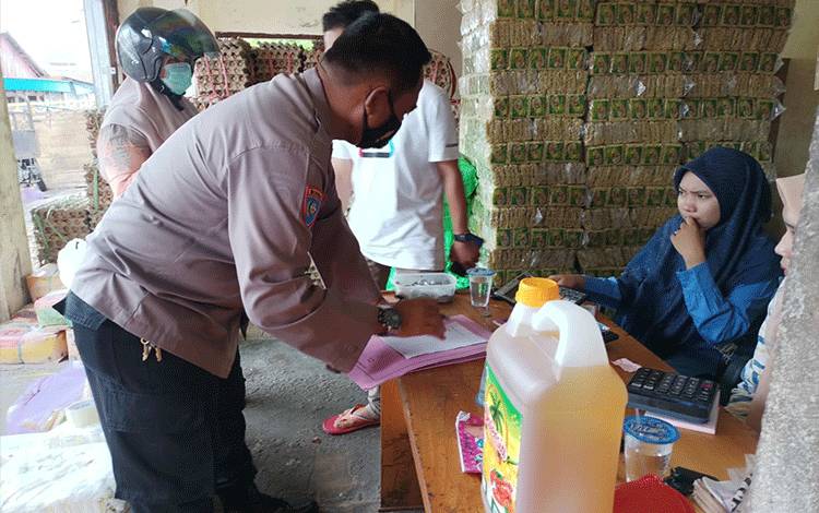 Satbinmas Polres Kapuas Pantau Stok dan Harga Minyak Goreng di Pasaran