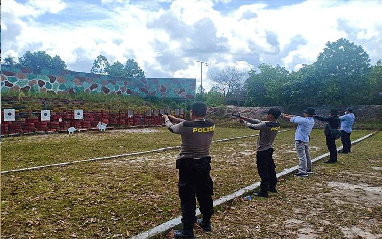 Personel Polresta Palangka Raya Ikuti Latihan Menembak