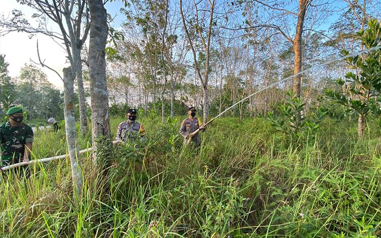 Kapolsek Pangkalan Banteng IPTU Faisal Firman Gani saat turun langsung melakukan pendinginan lahan rawan kebakaran.