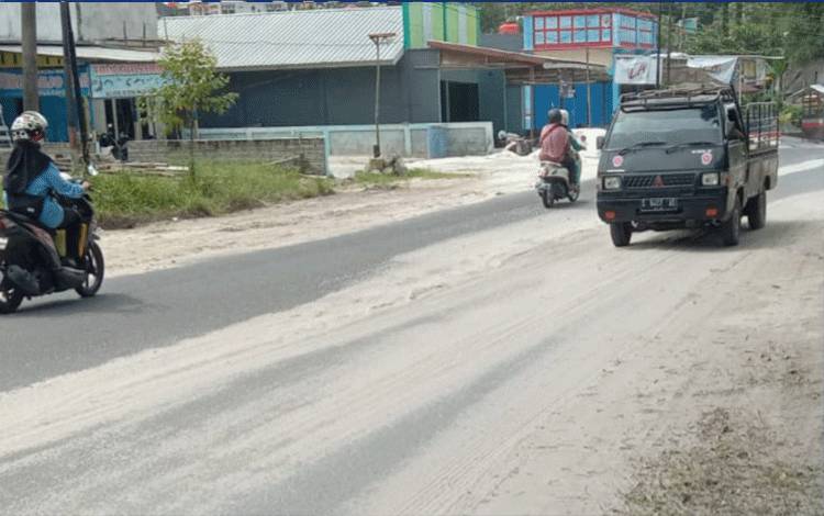 Pasir Berserakan di Jalan Ahmad Wongso Bahayakan Pengguna Jalan