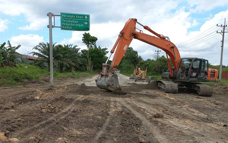 PUPR Kobar Timbun Jalan Berlubang Arah Kumai-Pangkalan Lima