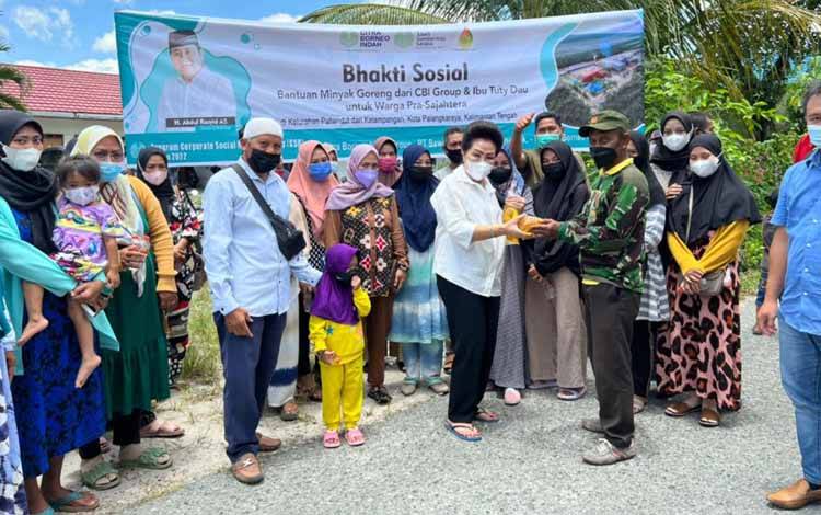 1.000 Liter Minyak Goreng Gratis Dibagikan H. Abdul Rasyid AS dan Keluarga di Palangka Raya