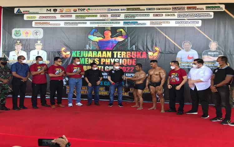 Ratusan Peserta Ikuti Kejuaraan Terbuka Ajang Unjuk Otot Men's Physique di Kapuas