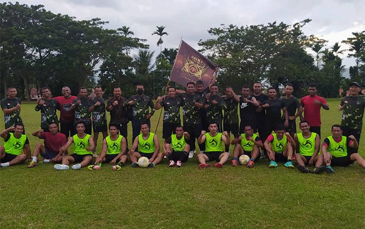 Bisma Kodam Kasuari Papua Barat Gelar Sepak Bola Persahabatan Peringati HUT ke-27