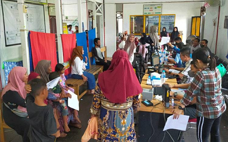 Warga Kapuas Kuala Antusias Lakukan Perekaman KTP-El Jemput Bola Disdukcapil