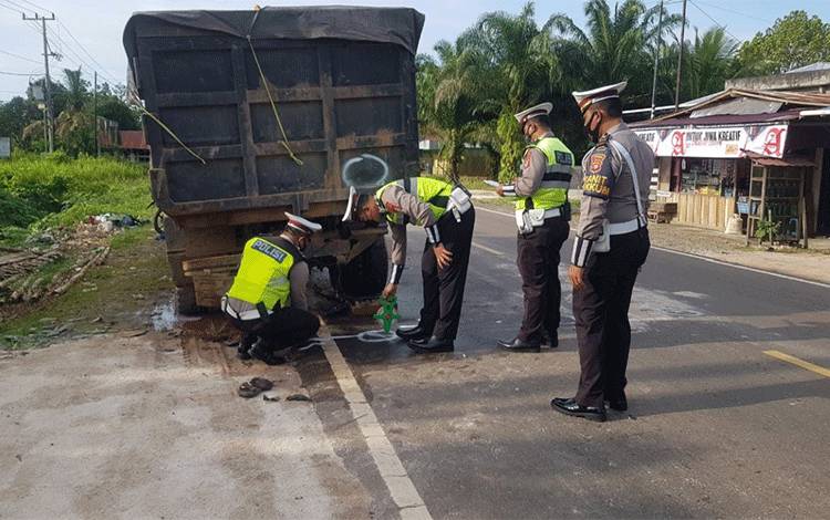 2 Pengendara Motor Tewas Setelah Trabrak Truk Rusak di Jalan Tjilik Riwut Sampit