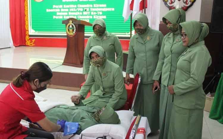 Peringati HUT ke 76, Persit KCK Cabang Kodim Palangka Raya Ikuti Bakti Sosial Donor Darah