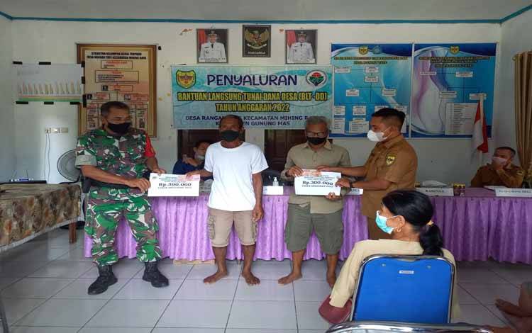 Warga Desa Rangan Tate Terima BLT DD Tahap 3