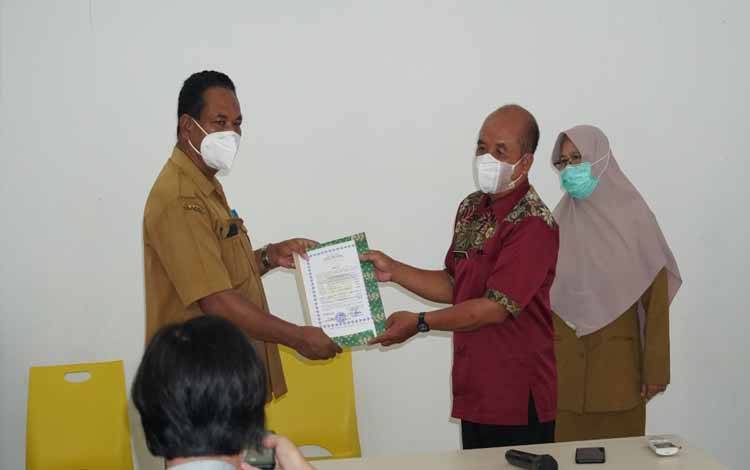 Pemko Palangka Raya Serahkan Sertifikat Halal 9 UKM