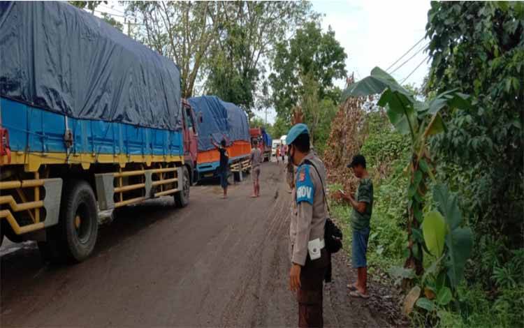 Mobil Tronton Amblas, Polisi Atur Arus Lalu Lintas Urai Kemacetan