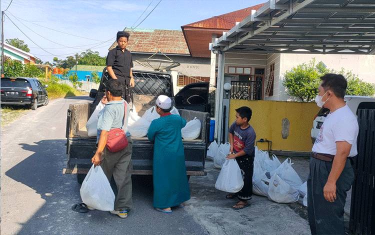 Berbagi Berkah Jelang Ramadan,?Ponpes Darul Al-Hikmah Salurkan Bansos