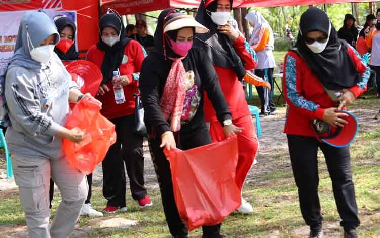 IGTKI - PGRI Seruyan Bakti Sosial Bersih Pantai di Seribu Cemara