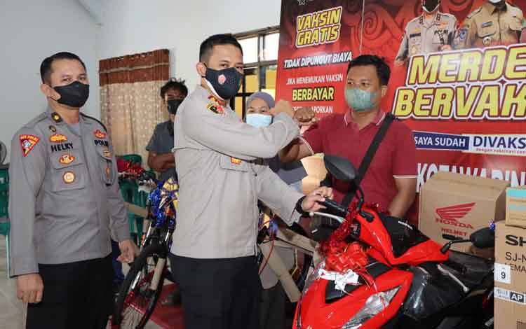 Hadiah Sepeda Motor dari Undian Gebyar Vaksin Presisi Polres Kobar Diserahkan kepada Pemenang